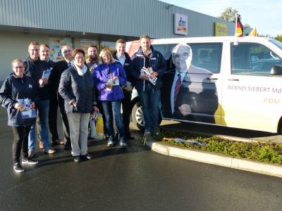 Mitglieder der Jungen Union mit Marie Schelberg, Monika S&ouml;gtrop und Timo Maurer, sowie dem Bundestagsabgeordneten Bernd Siebert (CDU) beim verteilen von Wahlflyern im EKZ Battenfeld.